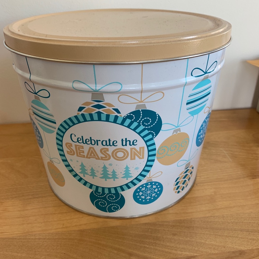 Free item: Holiday tin